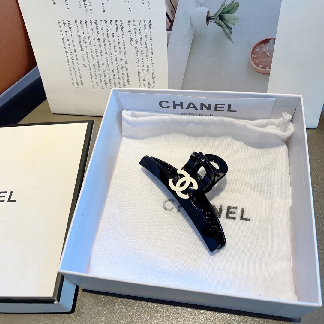 配包装
CHANEL（香奈儿）新款手工贴钻网红抓夹，高级感字母简约复古发夹原单货，简约百搭，潮女必备品，