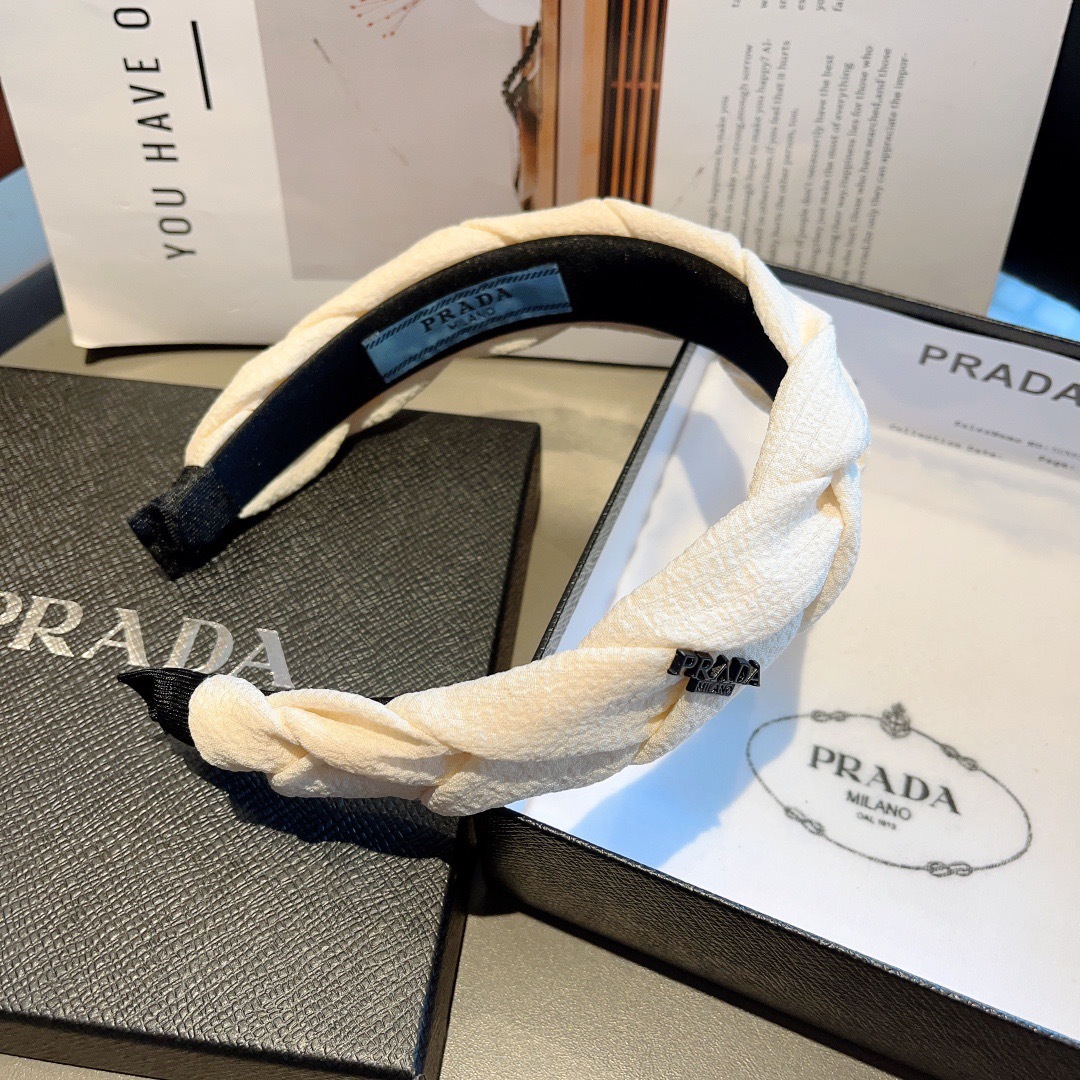 配包装
PRADA （普拉达） 新款潮流发箍。气质女神必备单品。非常百搭，时尚潮流， 戴上它满满的高大上