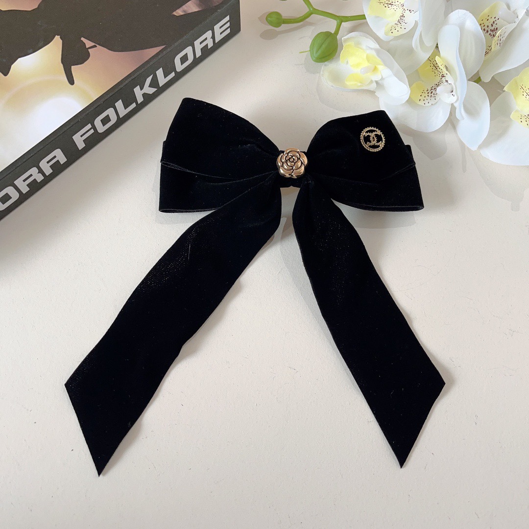 配包装
CHANEL （香奈儿）明星同款蝴蝶结抓夹发夹 弹弓夹 网红推荐款♥ 复古蝴蝶结款，超级百搭哦！