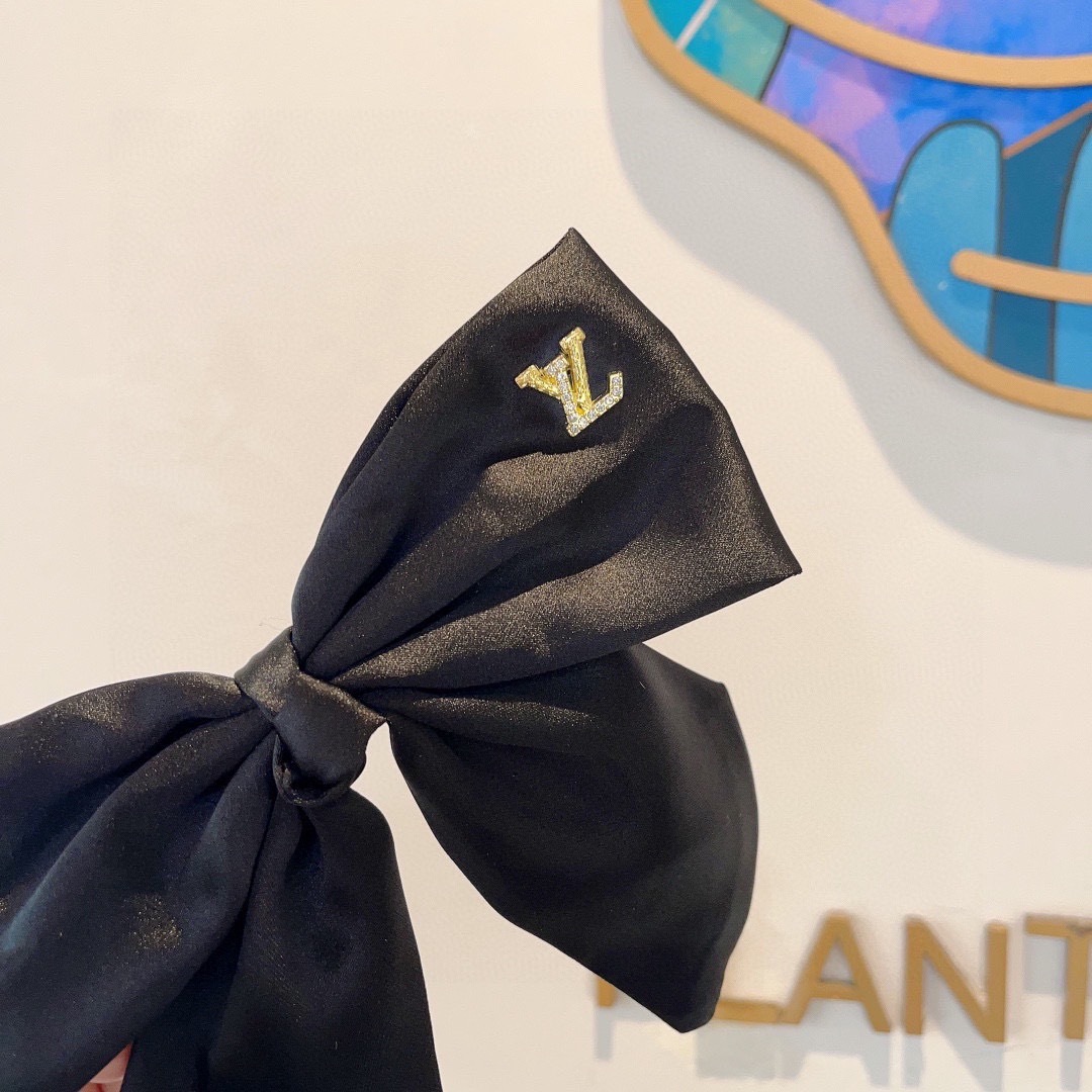 配包装
LV （路易威登）明星同款蝴蝶结发夹 弹弓夹 网红推荐款♥ 经典蝴蝶结头饰，超级百搭哦！敲黑板推