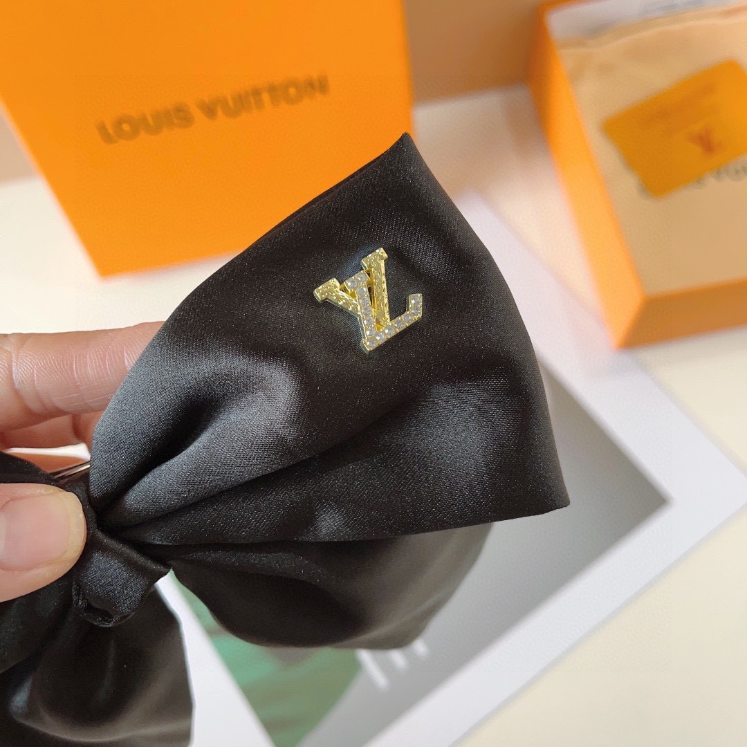 配包装
LV （路易威登）明星同款蝴蝶结发夹 弹弓夹 网红推荐款♥ 经典蝴蝶结头饰，超级百搭哦！敲黑板推