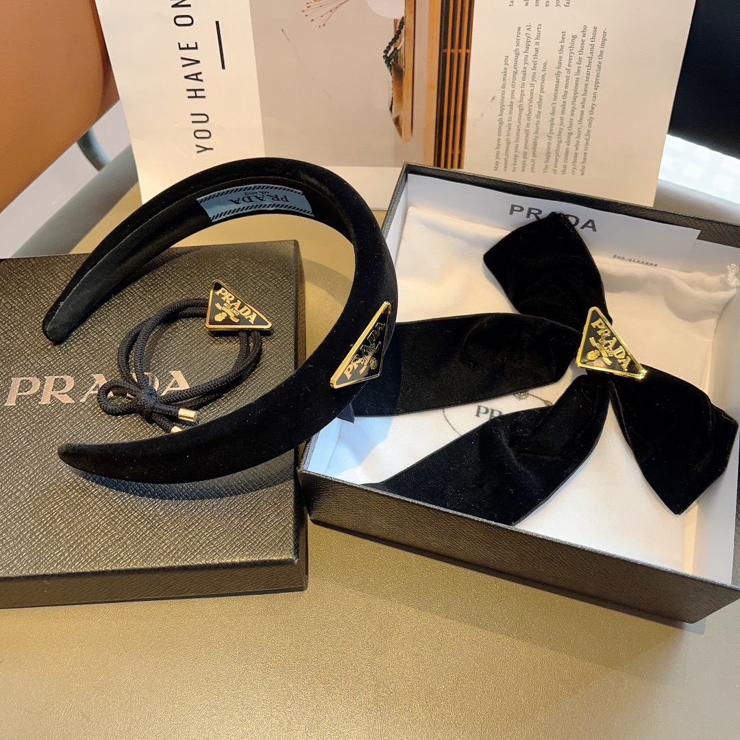 配包装 （三件套）
PRADA （普拉达）明星同款发箍 弹弓夹 皮筋  网红推荐款♥ 经典蝴蝶结头饰，超