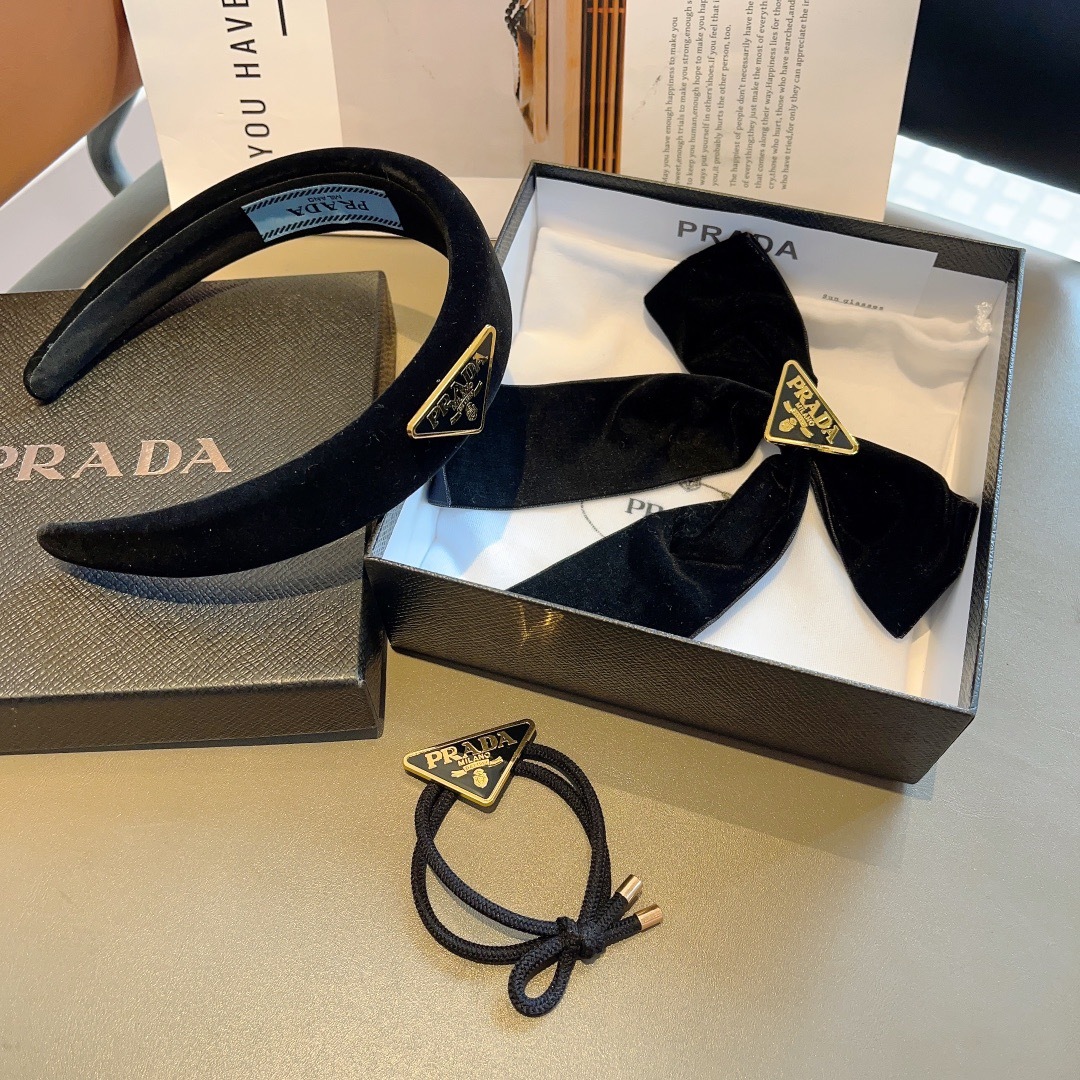 配包装 （三件套）
PRADA （普拉达）明星同款发箍 弹弓夹 皮筋  网红推荐款♥ 经典蝴蝶结头饰，超