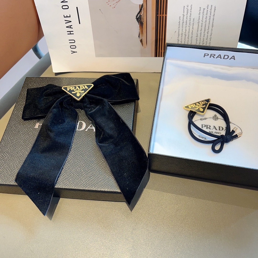 配包装 （三件套）
PRADA （普拉达）明星同款发箍 弹弓夹 皮筋  网红推荐款♥ 经典蝴蝶结头饰，超