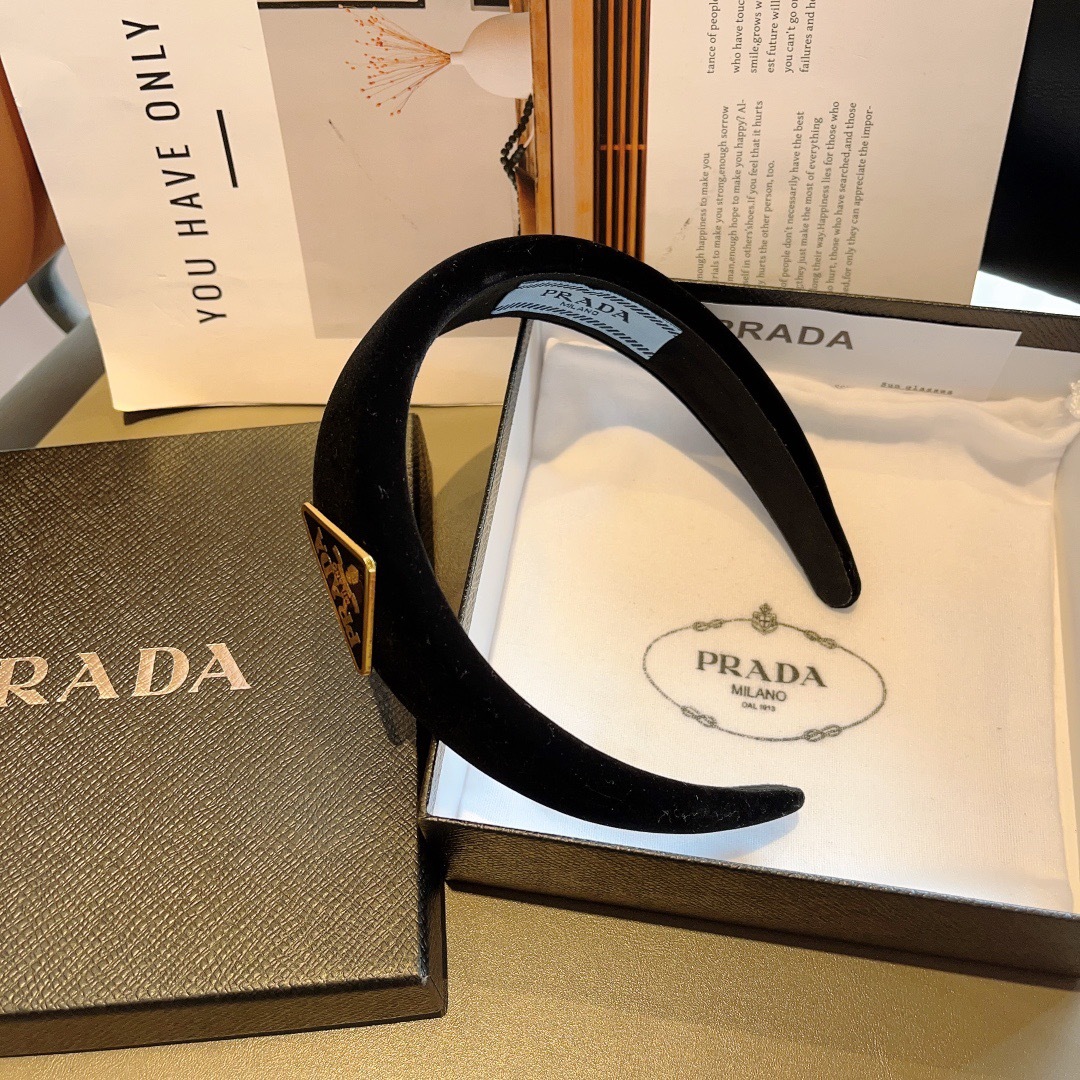 配包装 （三件套）
PRADA （普拉达）明星同款发箍 弹弓夹 皮筋  网红推荐款♥ 经典蝴蝶结头饰，超
