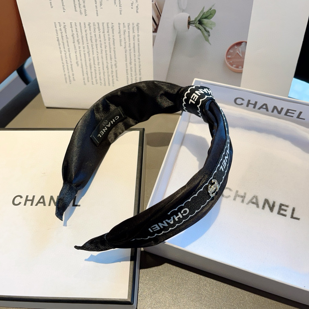 配包装
CHANEL（香奈儿）最新款小香发箍，新品巨显脸小头箍，网红爆款推荐 搭配高端双Ｃlogo ，超