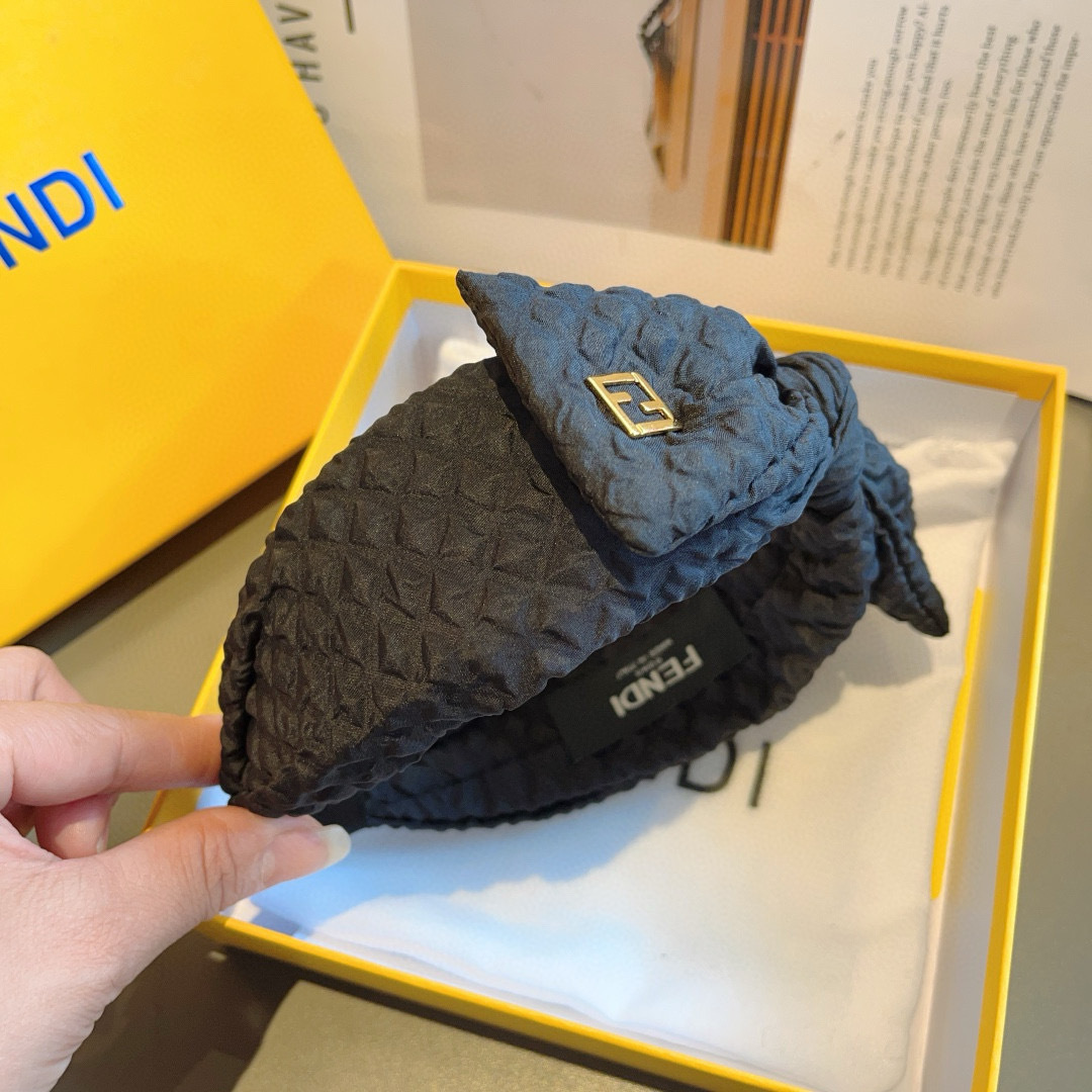 配包装
FENDI（芬迪）菱格蝴蝶结发箍 甜酷风头饰 
设计风格特别 用料精细 超级百搭！