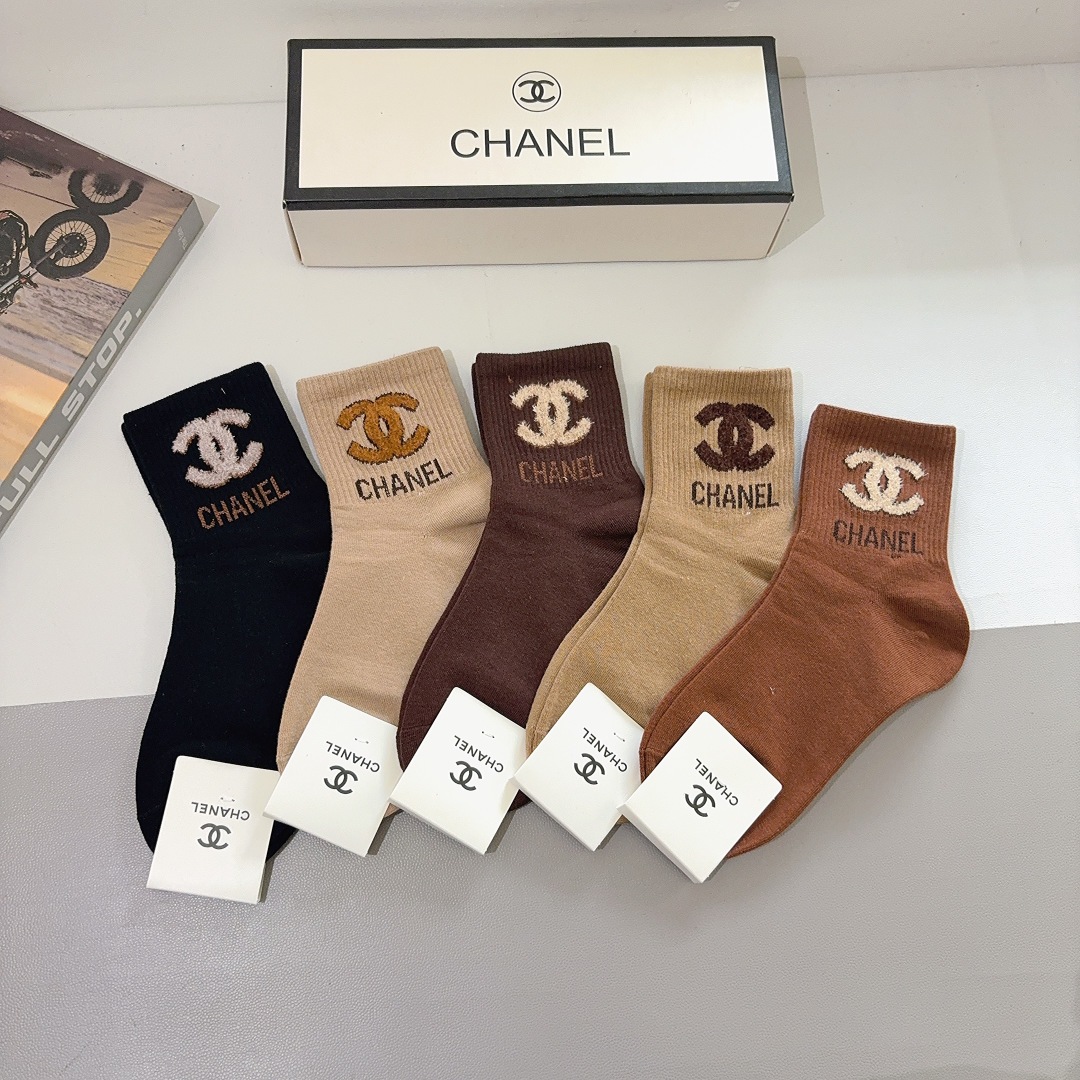 配包装（一盒5双）
CHANEL 香奈儿经典中筒袜子 经典双C图案logo，专柜同步袜子❗️大牌出街，潮