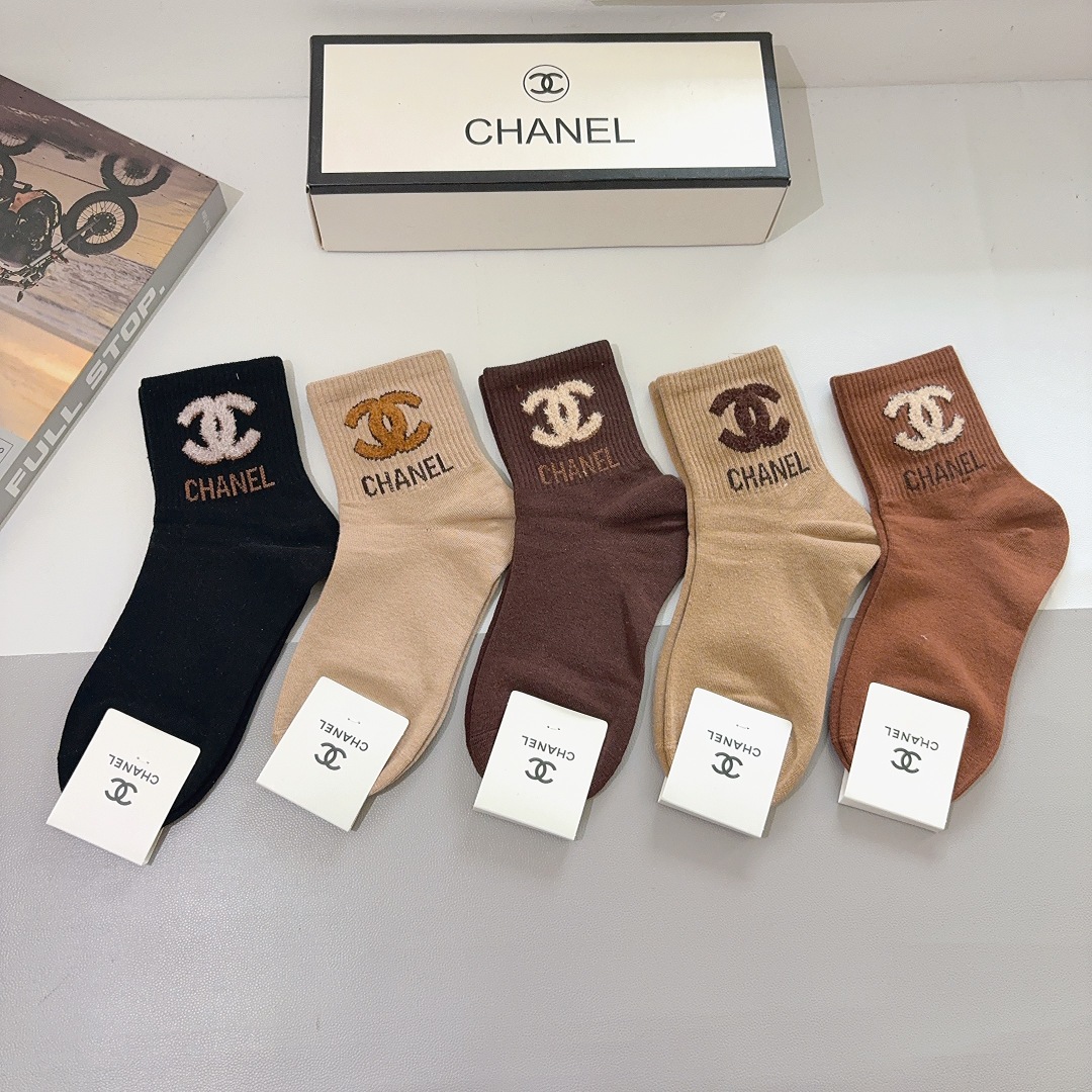 配包装（一盒5双）
CHANEL 香奈儿经典中筒袜子 经典双C图案logo，专柜同步袜子❗️大牌出街，潮