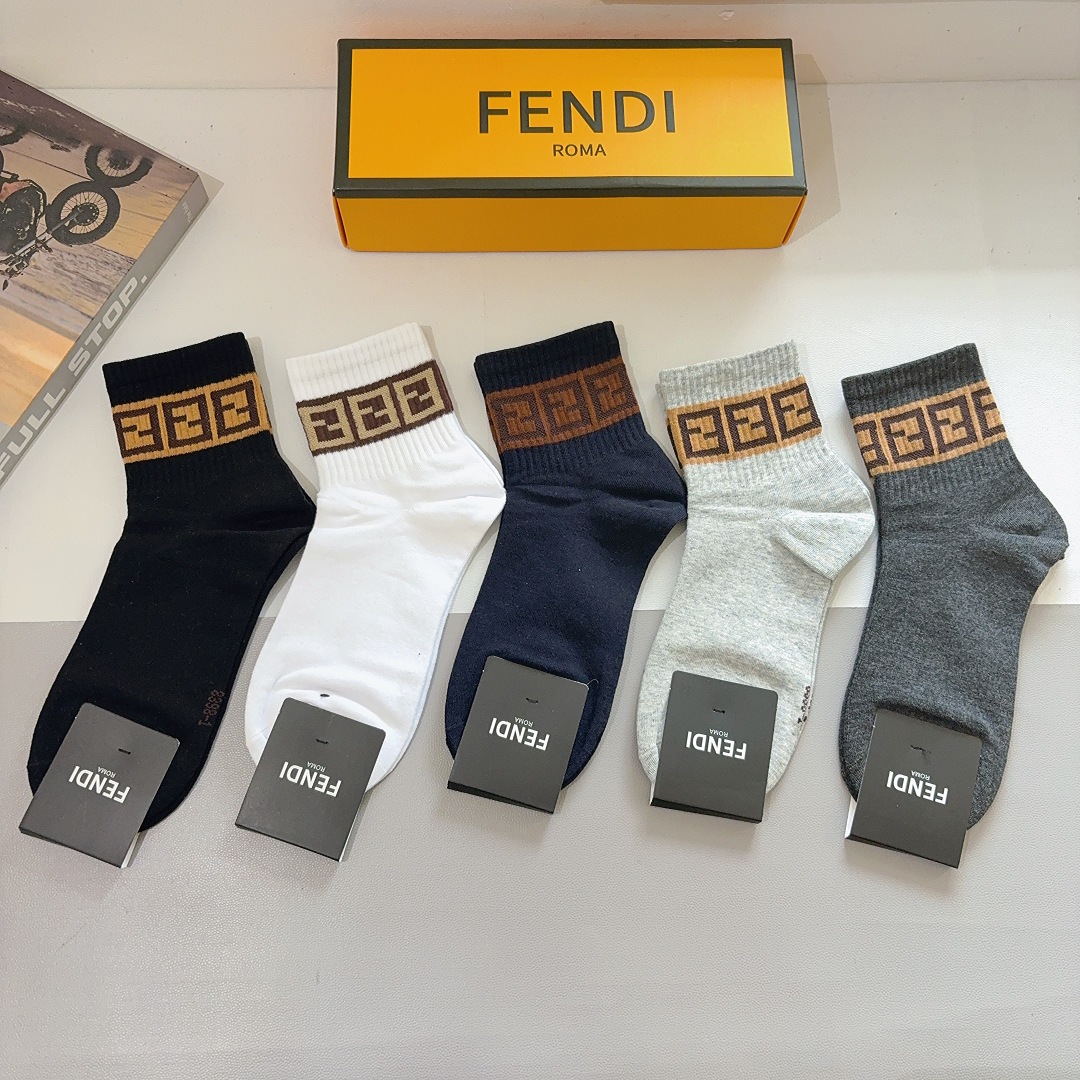 配包装（一盒5双）
 FENDI 芬迪 新款中筒男款袜子，纯棉面料，潮人必备 ，经典双F，个性时尚百搭款