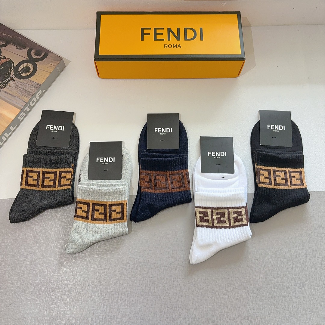 配包装（一盒5双）
 FENDI 芬迪 新款中筒男款袜子，纯棉面料，潮人必备 ，经典双F，个性时尚百搭款