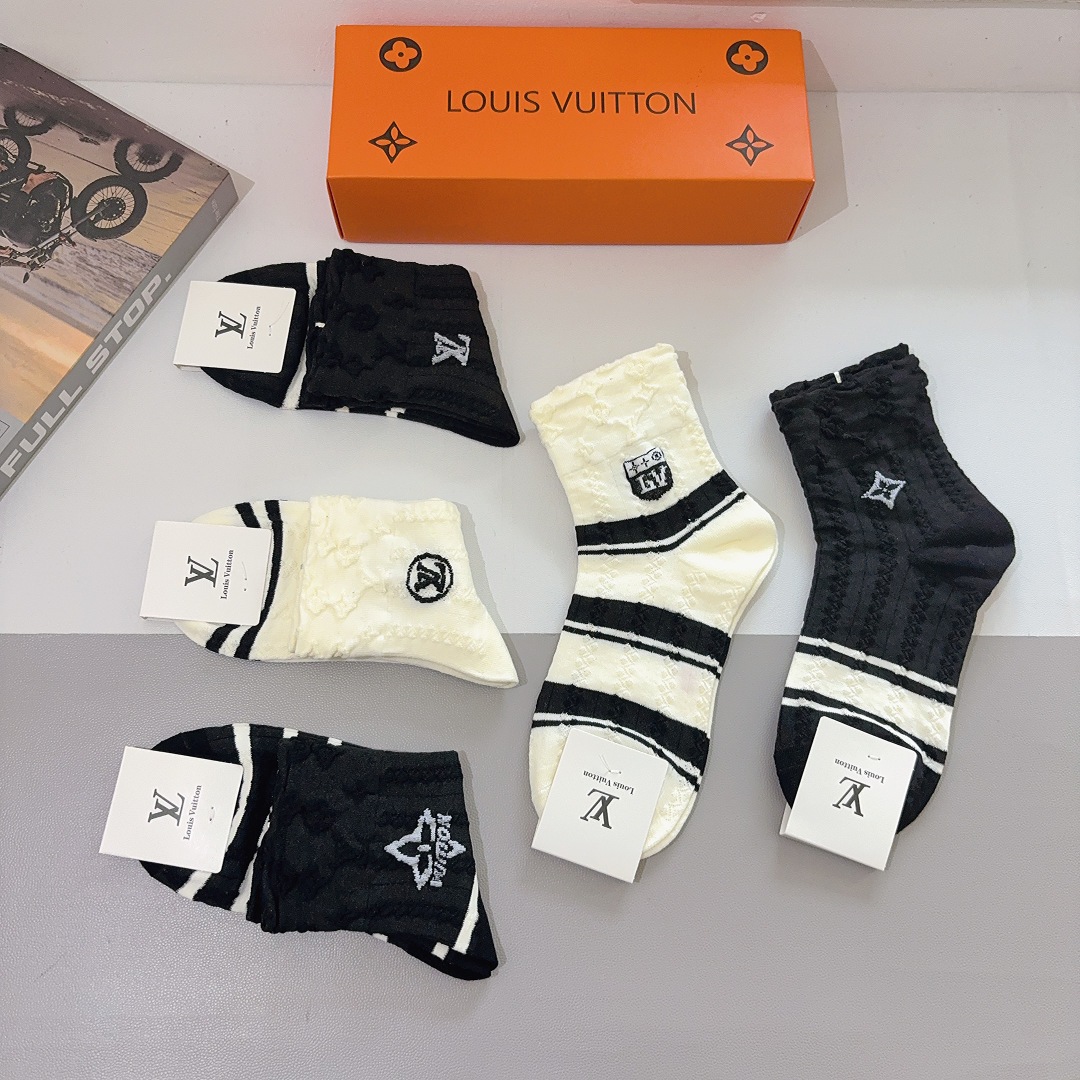 配包装（一盒5双）
 🌟 LV 路易威登袜子 超火爆小单品，经典字母logo中筒袜，个性时尚百搭款，你值