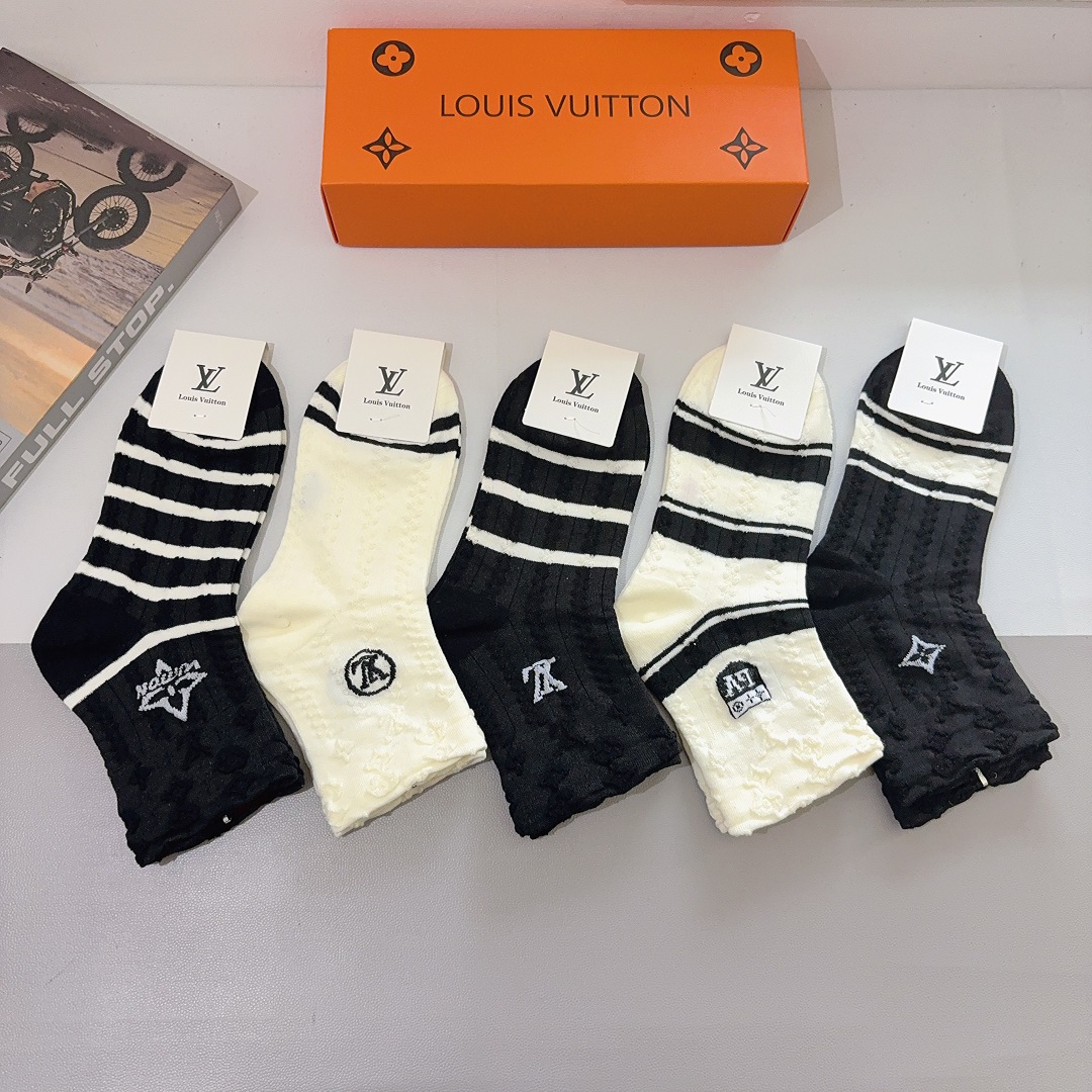 配包装（一盒5双）
 🌟 LV 路易威登袜子 超火爆小单品，经典字母logo中筒袜，个性时尚百搭款，你值