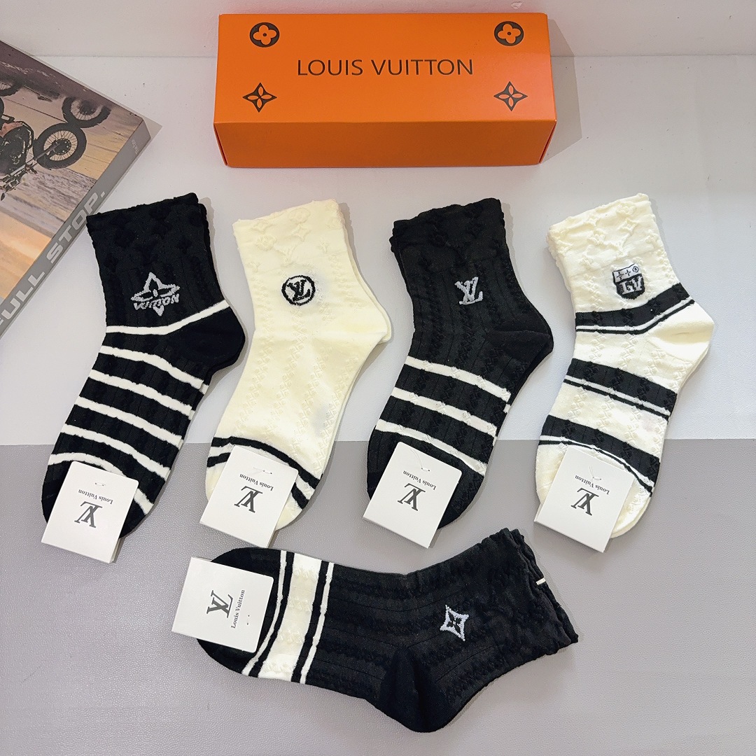 配包装（一盒5双）
 🌟 LV 路易威登袜子 超火爆小单品，经典字母logo中筒袜，个性时尚百搭款，你值
