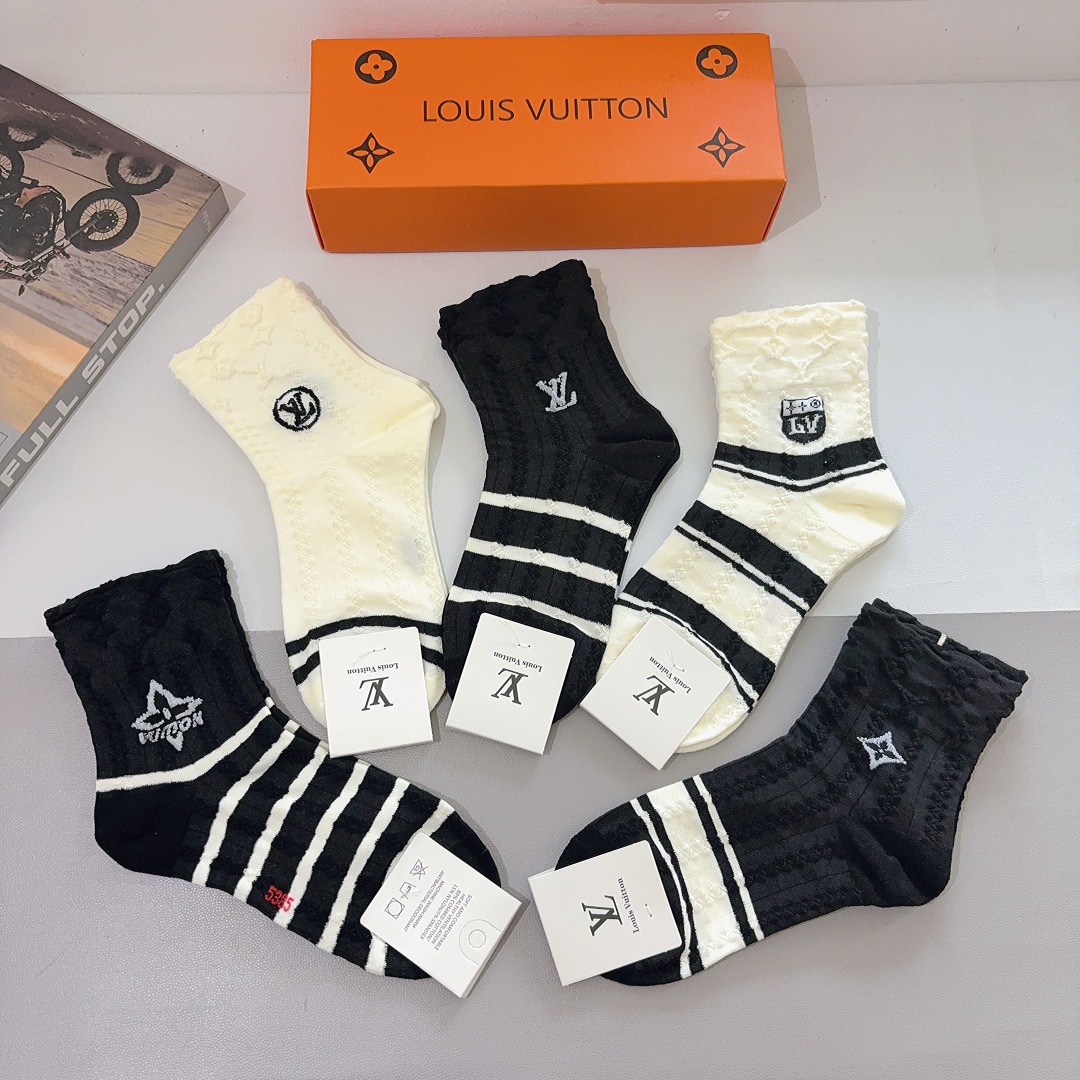 配包装（一盒5双）
 🌟 LV 路易威登袜子 超火爆小单品，经典字母logo中筒袜，个性时尚百搭款，你值