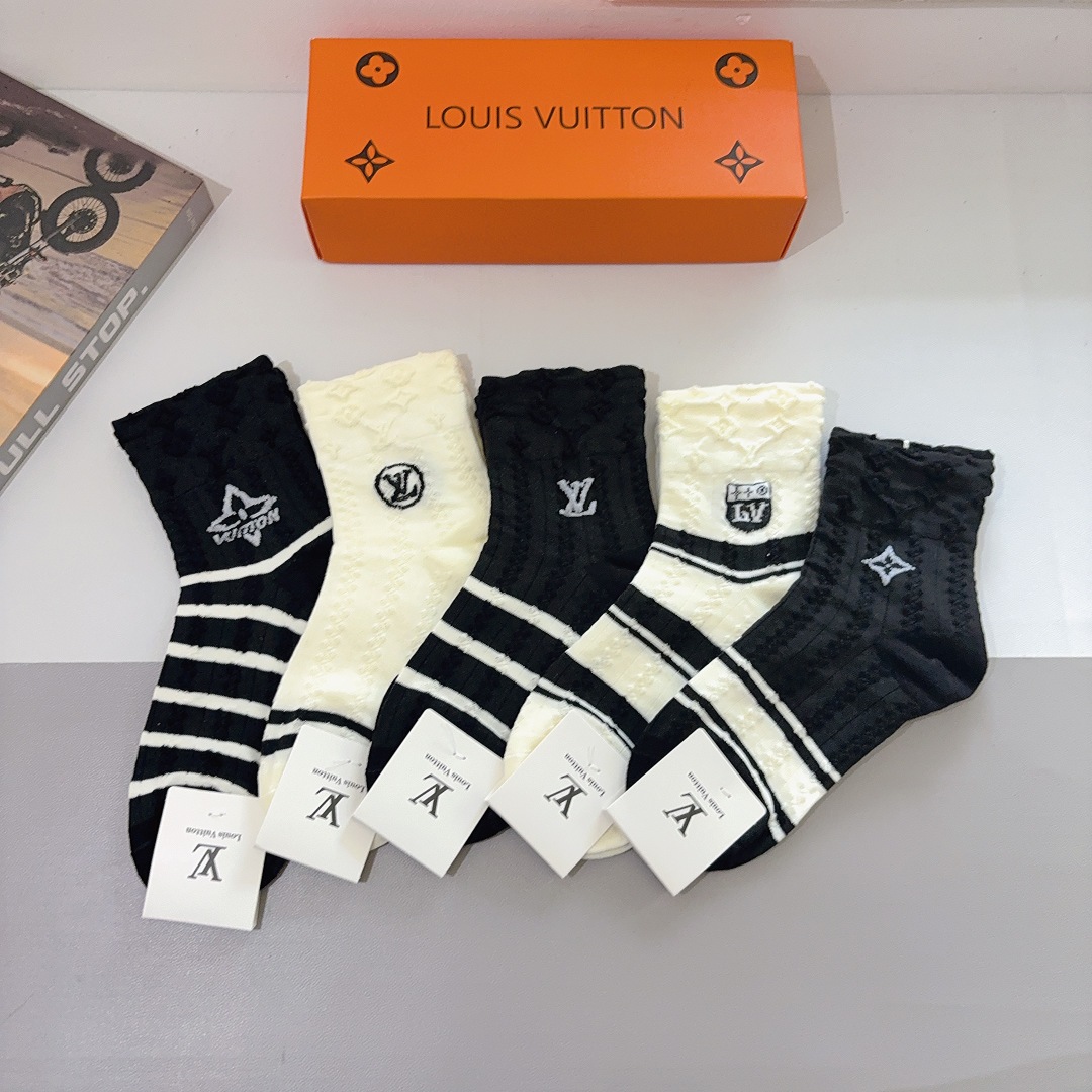配包装（一盒5双）
 🌟 LV 路易威登袜子 超火爆小单品，经典字母logo中筒袜，个性时尚百搭款，你值