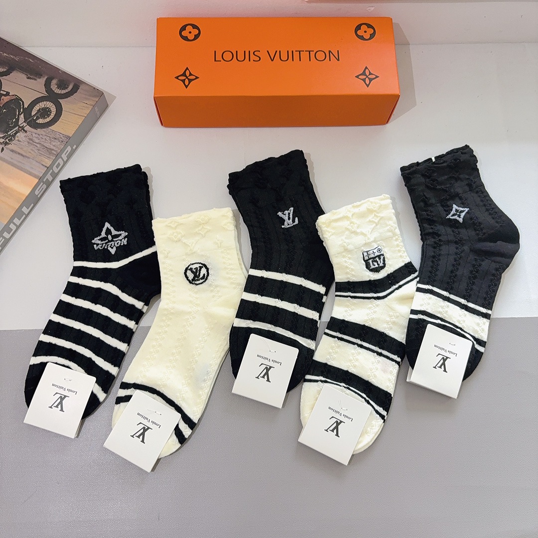 配包装（一盒5双）
 🌟 LV 路易威登袜子 超火爆小单品，经典字母logo中筒袜，个性时尚百搭款，你值