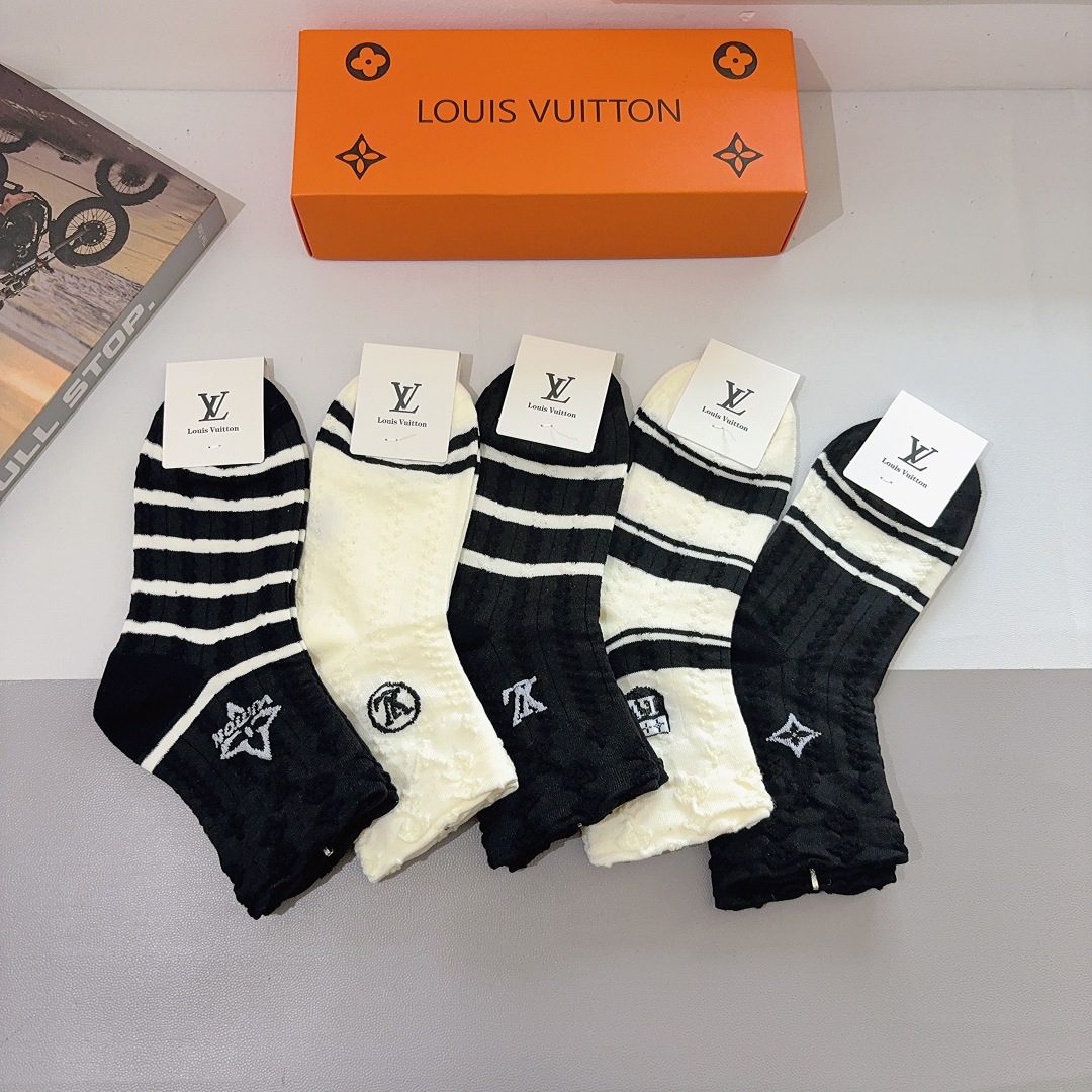 配包装（一盒5双）
 🌟 LV 路易威登袜子 超火爆小单品，经典字母logo中筒袜，个性时尚百搭款，你值