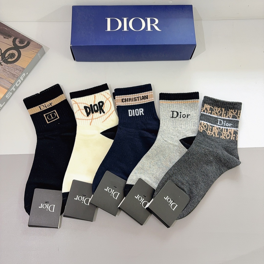 配包装（一盒5双） Dior 迪奥经典新款中筒男款袜子，纯棉面料，潮人必备 ，个性时尚百搭款，你值得拥有