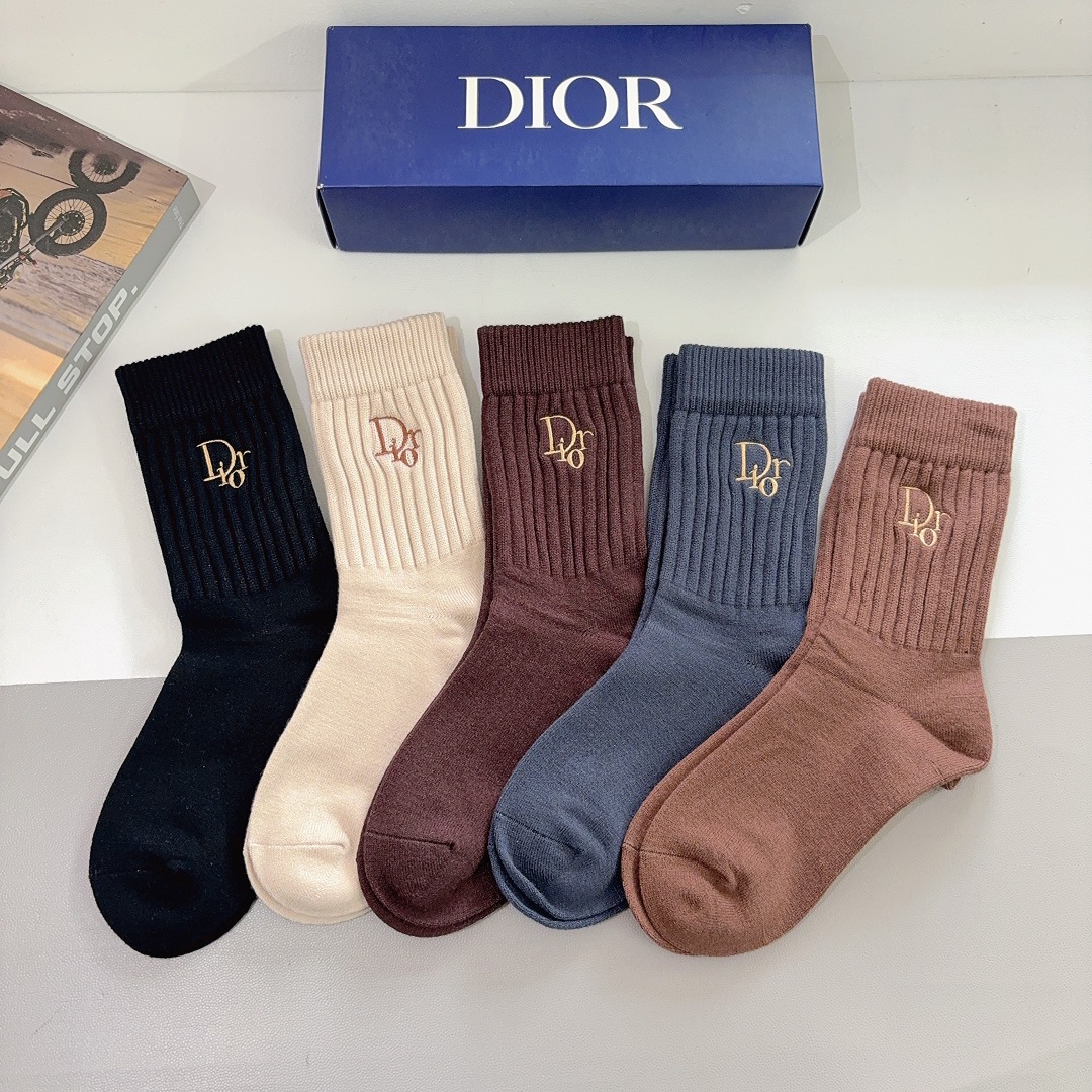 配包装（一盒5双）Dior 迪奥 新款经典logo刺绣羊绒长筒袜子！专柜同步袜子，💛大牌出街，潮人必备🔥