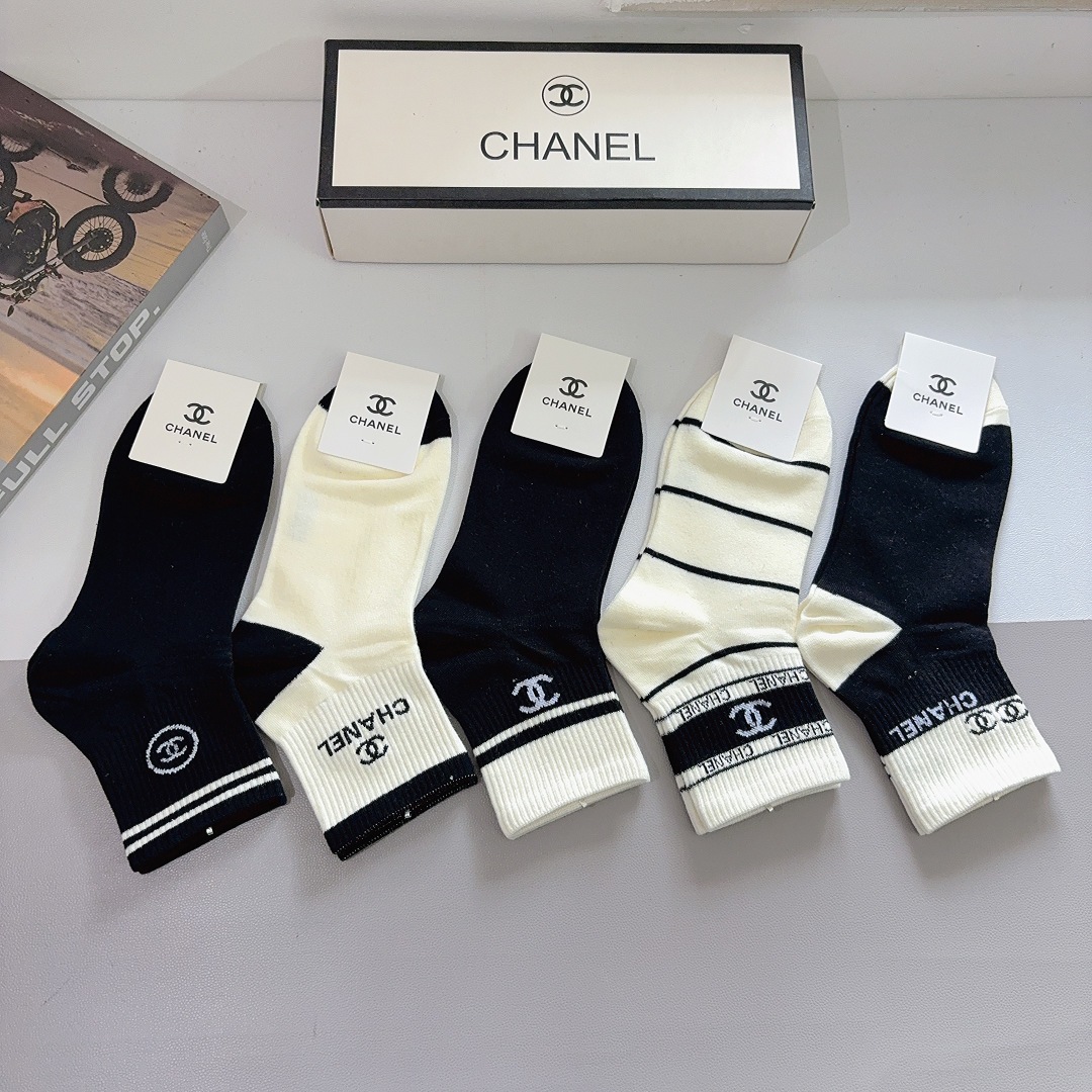 配包装（一盒5双）CHANEL 香奈儿经典中筒袜子❗️纯棉材质柔软，秒杀市场普通货，经典的双C图案log