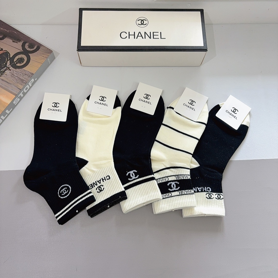 配包装（一盒5双）CHANEL 香奈儿经典中筒袜子❗️纯棉材质柔软，秒杀市场普通货，经典的双C图案log