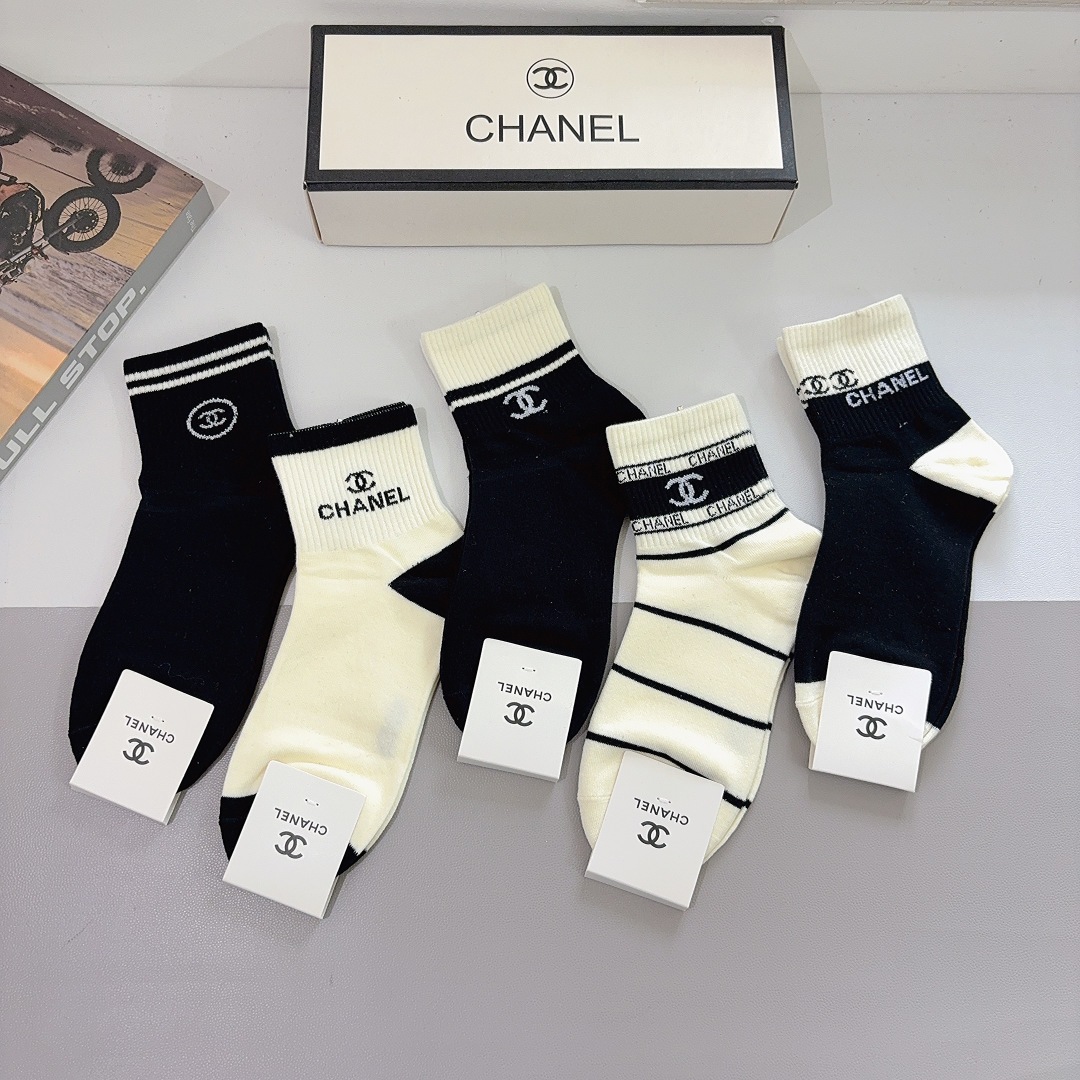 配包装（一盒5双）CHANEL 香奈儿经典中筒袜子❗️纯棉材质柔软，秒杀市场普通货，经典的双C图案log