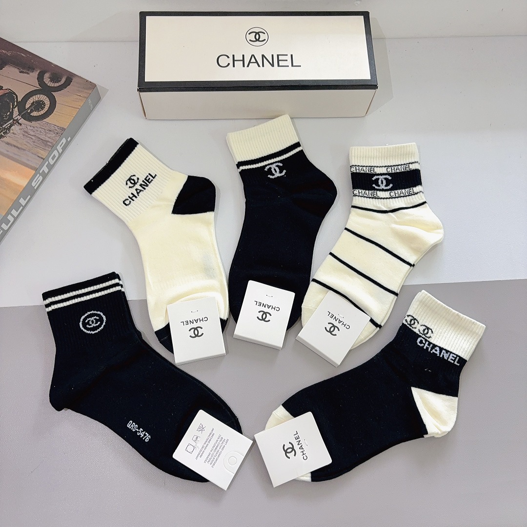 配包装（一盒5双）CHANEL 香奈儿经典中筒袜子❗️纯棉材质柔软，秒杀市场普通货，经典的双C图案log