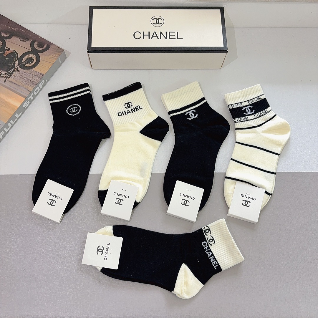 配包装（一盒5双）CHANEL 香奈儿经典中筒袜子❗️纯棉材质柔软，秒杀市场普通货，经典的双C图案log