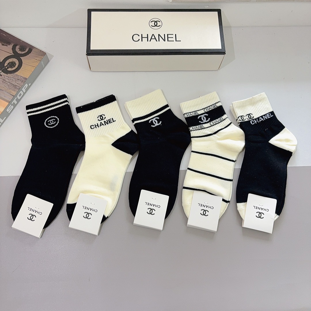 配包装（一盒5双）CHANEL 香奈儿经典中筒袜子❗️纯棉材质柔软，秒杀市场普通货，经典的双C图案log