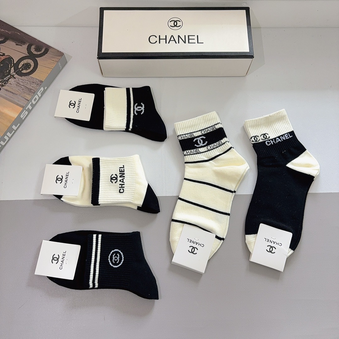 配包装（一盒5双）CHANEL 香奈儿经典中筒袜子❗️纯棉材质柔软，秒杀市场普通货，经典的双C图案log