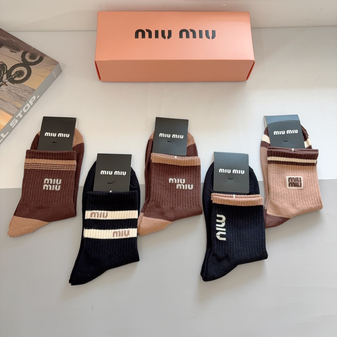 配包装（一盒5双） miumiu （缪缪）新款中筒男款袜子，纯棉面料，潮人必备 ，经典字母 个性时尚百搭