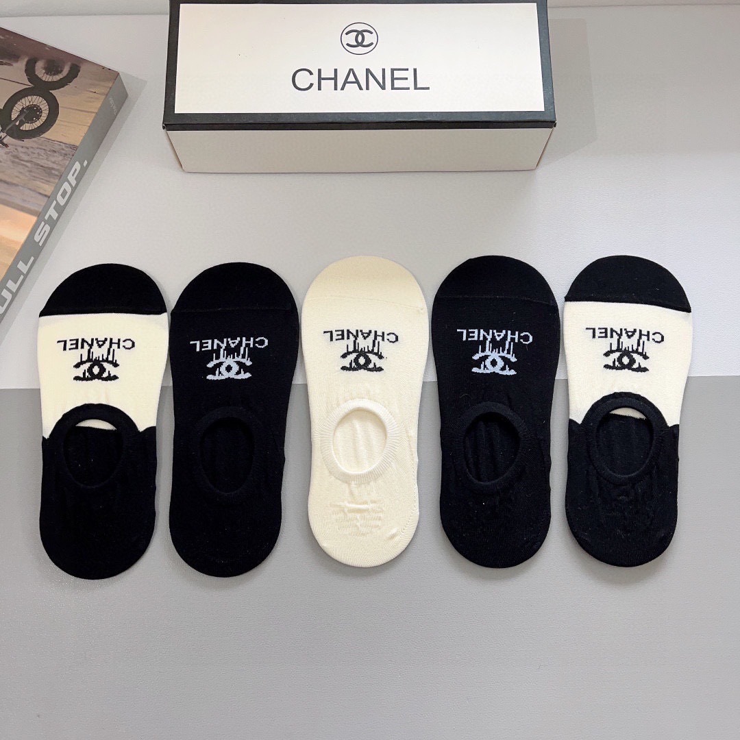 配包装（一盒5双）CHANEL 香奈儿经典袜子❗️高版本纯棉材质柔软，秒杀市场普通货，经典的双C图案lo