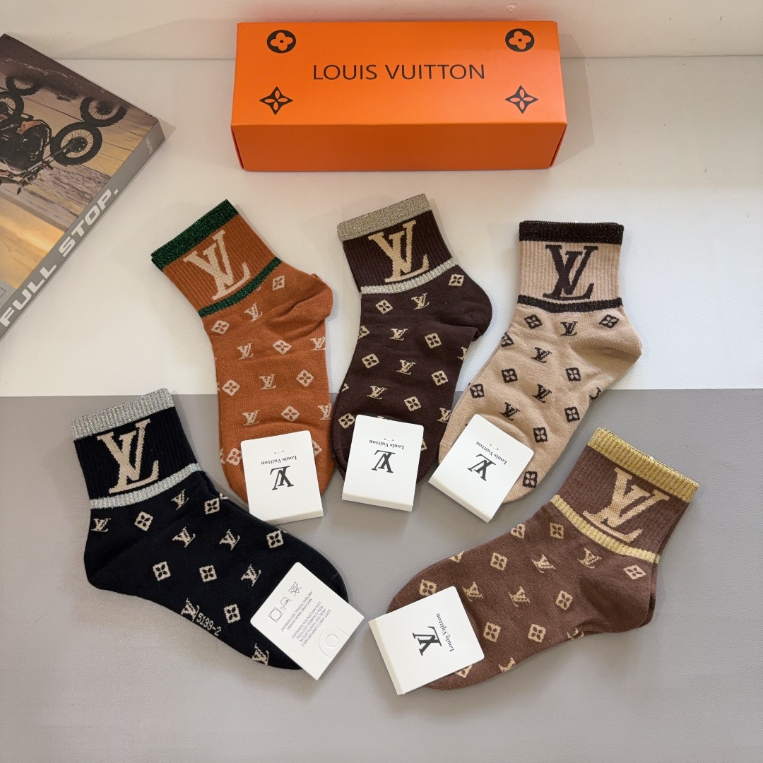 配包装（一盒5双） 🌟 LV 路易威登 超火爆小单品，纯棉面料，潮人必备 爆款，经典字母logo中筒袜，