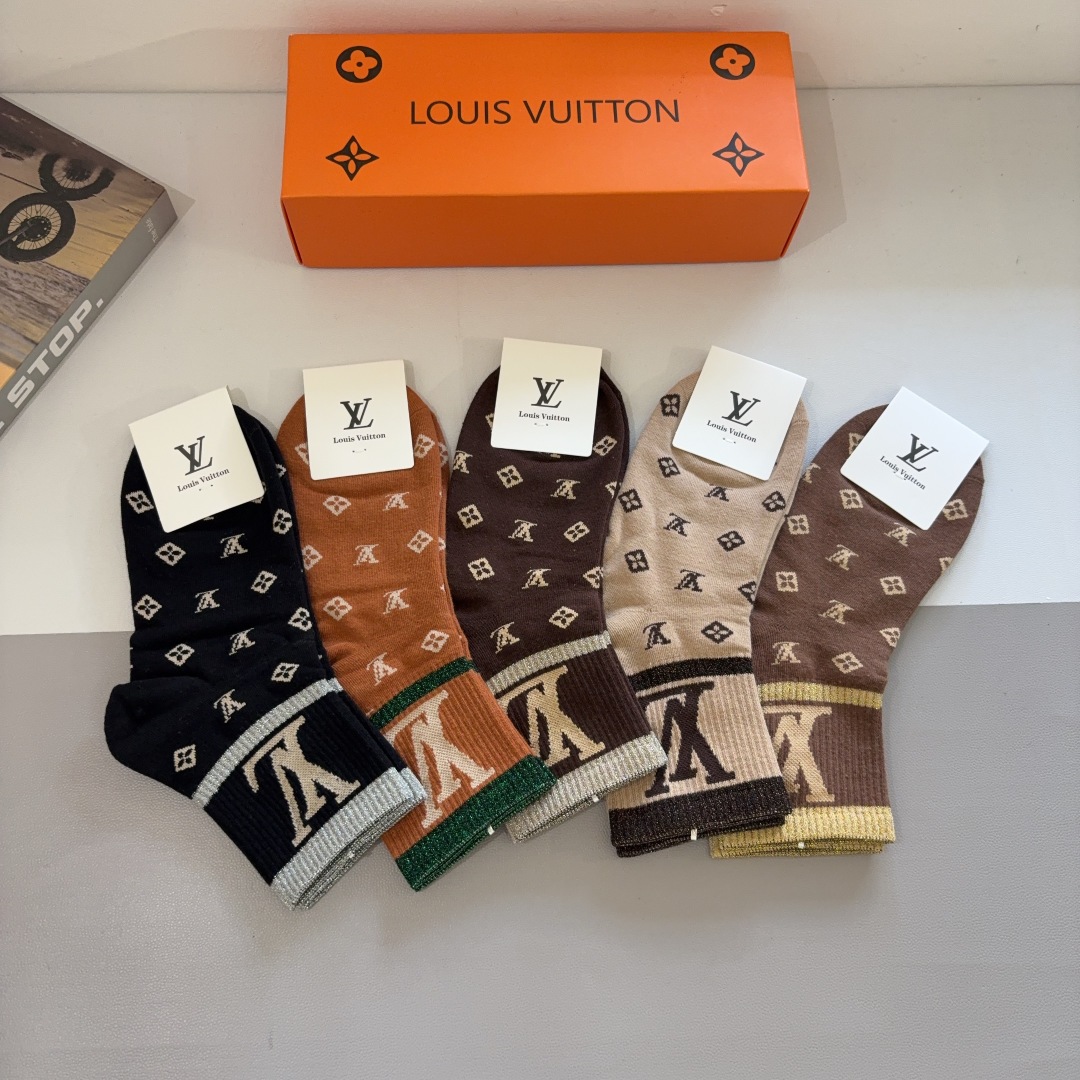 配包装（一盒5双） 🌟 LV 路易威登 超火爆小单品，纯棉面料，潮人必备 爆款，经典字母logo中筒袜，
