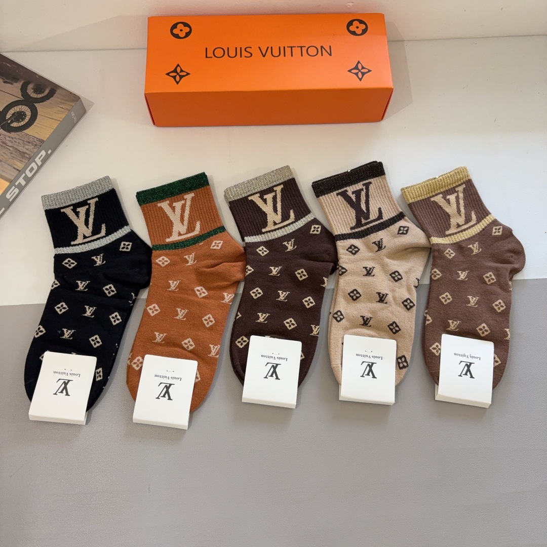 配包装（一盒5双） 🌟 LV 路易威登 超火爆小单品，纯棉面料，潮人必备 爆款，经典字母logo中筒袜，