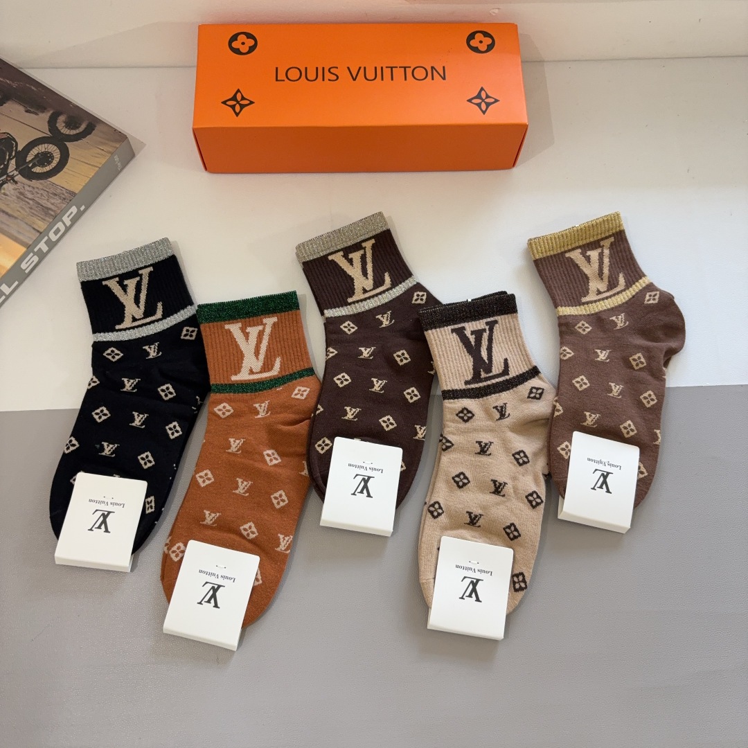 配包装（一盒5双） 🌟 LV 路易威登 超火爆小单品，纯棉面料，潮人必备 爆款，经典字母logo中筒袜，