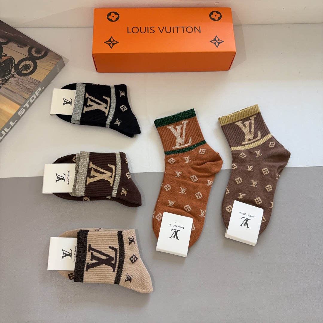 配包装（一盒5双） 🌟 LV 路易威登 超火爆小单品，纯棉面料，潮人必备 爆款，经典字母logo中筒袜，