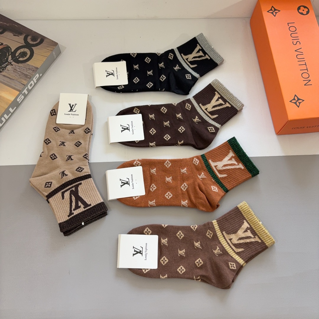 配包装（一盒5双） 🌟 LV 路易威登 超火爆小单品，纯棉面料，潮人必备 爆款，经典字母logo中筒袜，