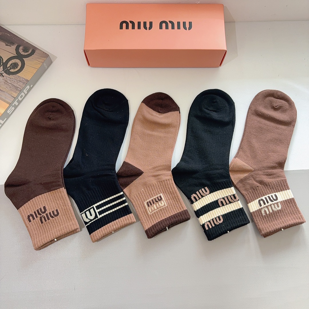 配包装（一盒5双） miumiu （缪缪）新款中筒男款袜子，纯棉面料，潮人必备 ，经典字母 个性时尚百搭