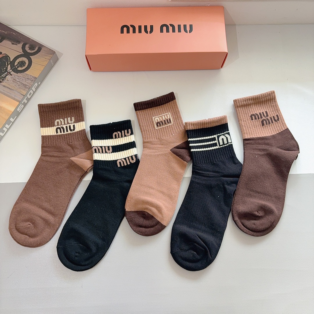 配包装（一盒5双） miumiu （缪缪）新款中筒男款袜子，纯棉面料，潮人必备 ，经典字母 个性时尚百搭