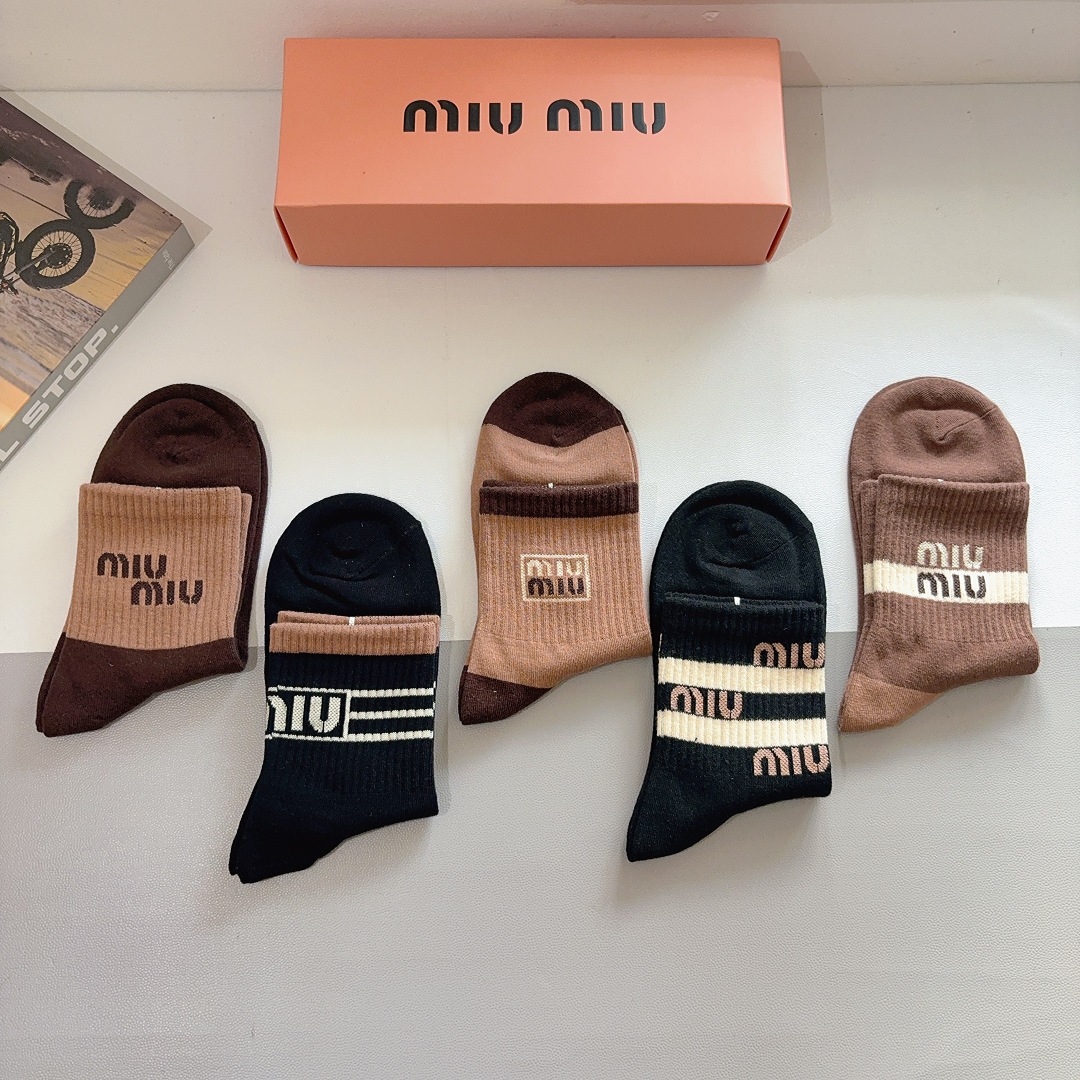 配包装（一盒5双） miumiu （缪缪）新款中筒男款袜子，纯棉面料，潮人必备 ，经典字母 个性时尚百搭