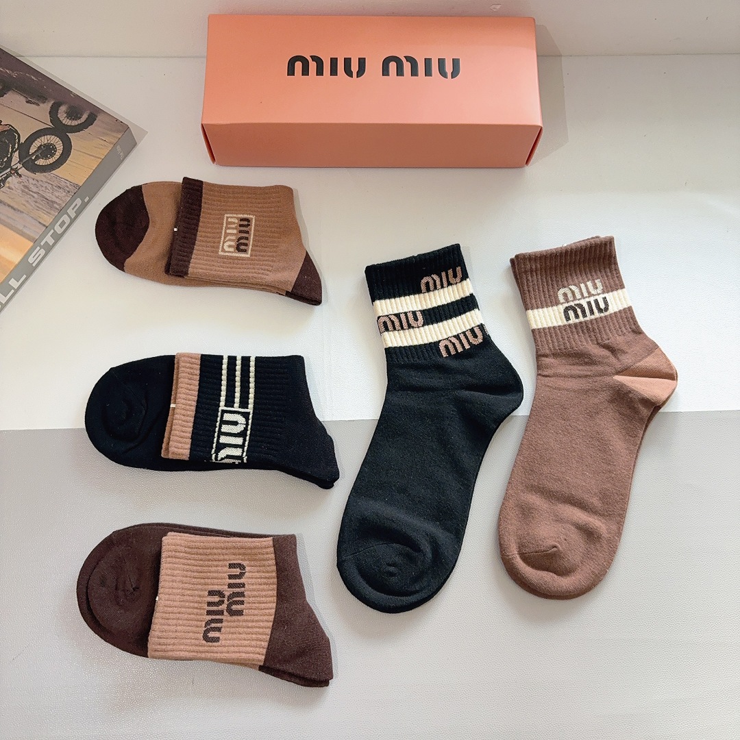 配包装（一盒5双） miumiu （缪缪）新款中筒男款袜子，纯棉面料，潮人必备 ，经典字母 个性时尚百搭