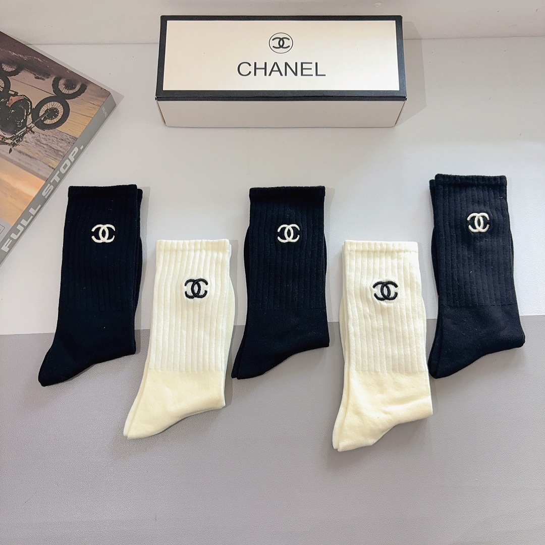 配包装（一盒5双）CHANEL 香奈儿 新款长筒刺绣纯棉面料，专柜同步长筒袜子，💛大牌出街，潮人必备🔥超