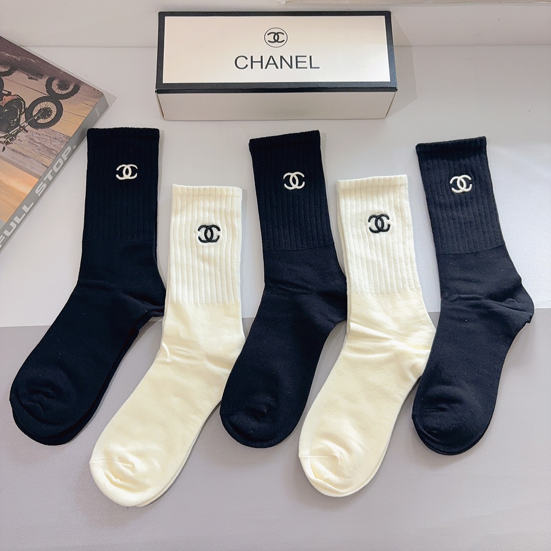 配包装（一盒5双）CHANEL 香奈儿 新款长筒刺绣纯棉面料，专柜同步长筒袜子，💛大牌出街，潮人必备🔥超