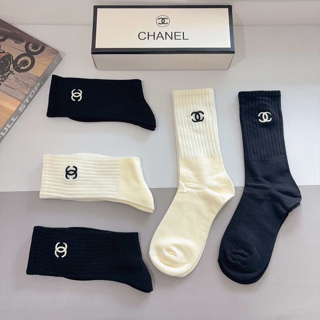 配包装（一盒5双）CHANEL 香奈儿 新款长筒刺绣纯棉面料，专柜同步长筒袜子，💛大牌出街，潮人必备🔥超