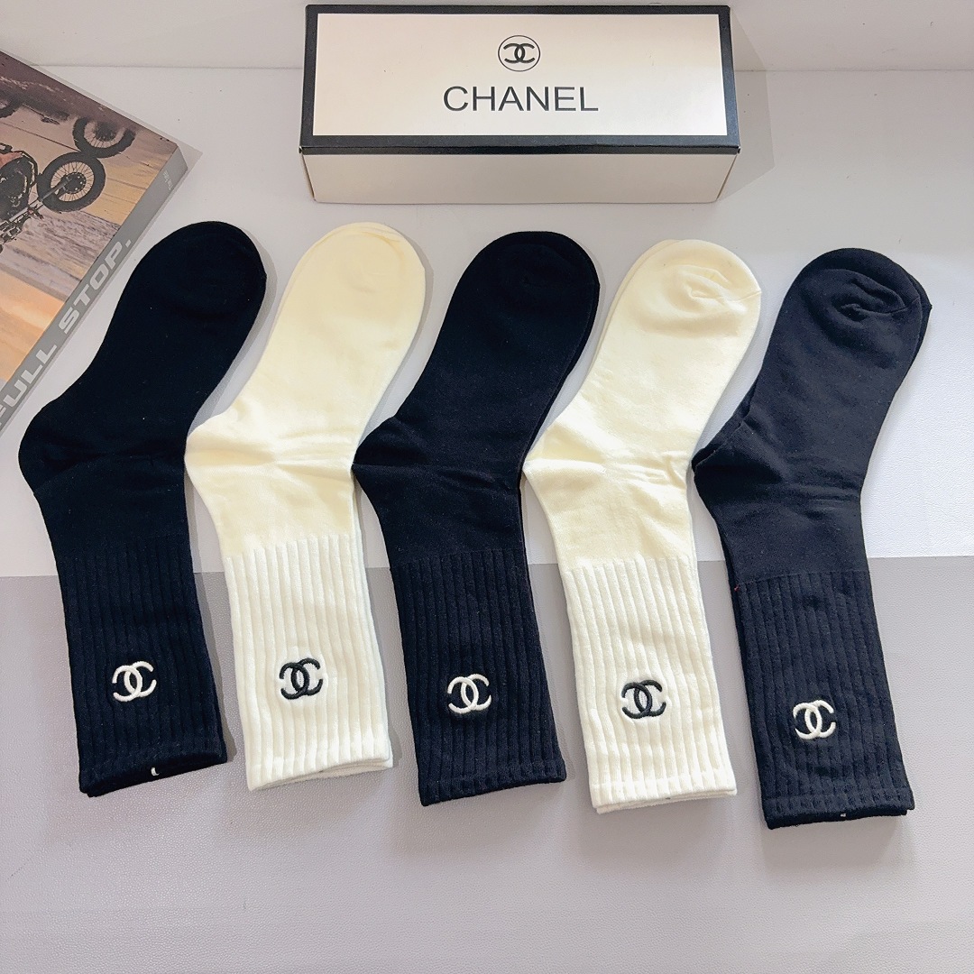 配包装（一盒5双）CHANEL 香奈儿 新款长筒刺绣纯棉面料，专柜同步长筒袜子，💛大牌出街，潮人必备🔥超