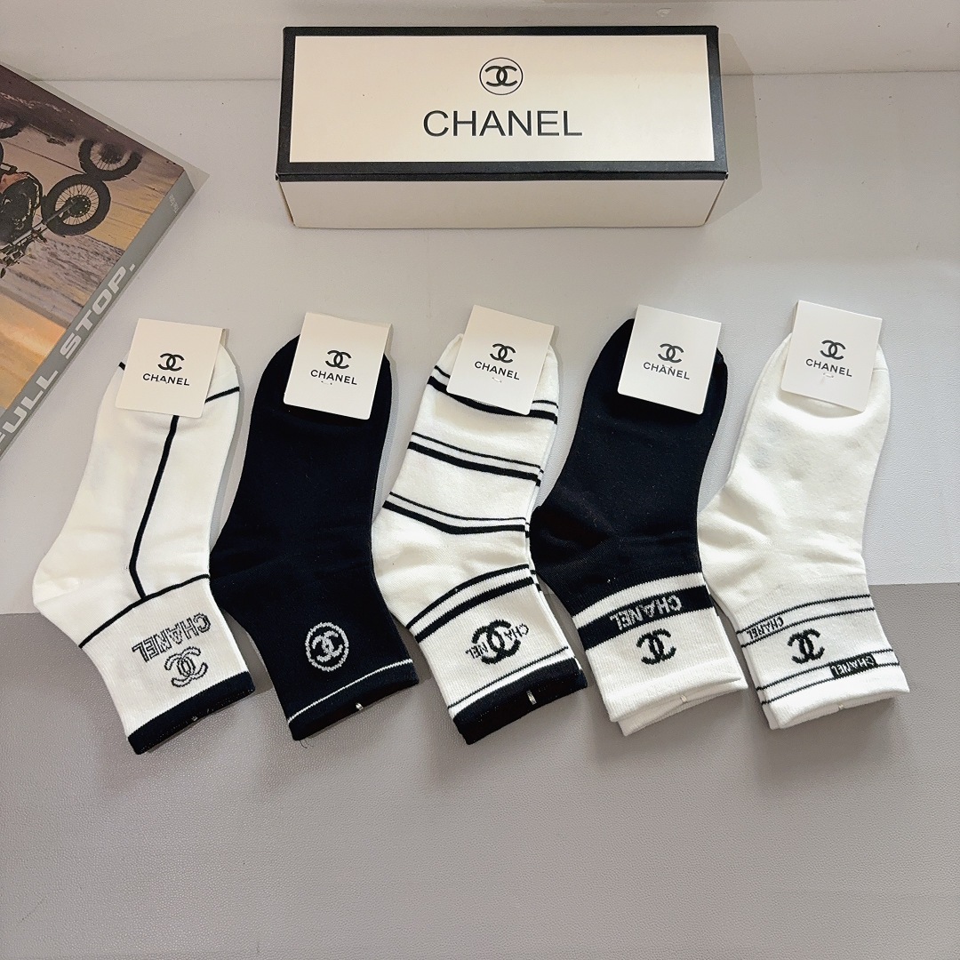 配包装（一盒5双）CHANEL 香奈儿经典中筒袜子❗️高版本纯棉材质柔软，秒杀市场普通货，经典的双C图案