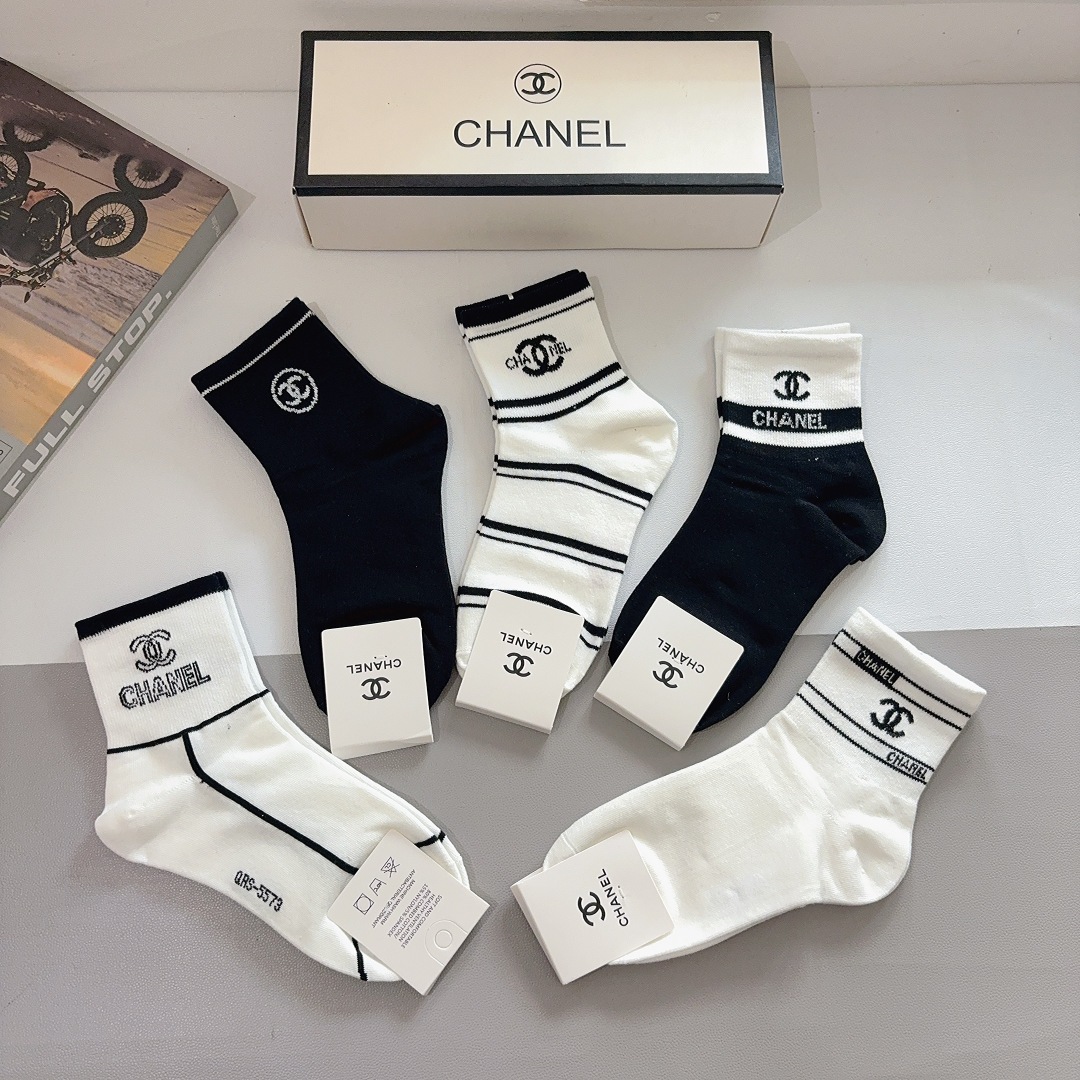 配包装（一盒5双）CHANEL 香奈儿经典中筒袜子❗️高版本纯棉材质柔软，秒杀市场普通货，经典的双C图案