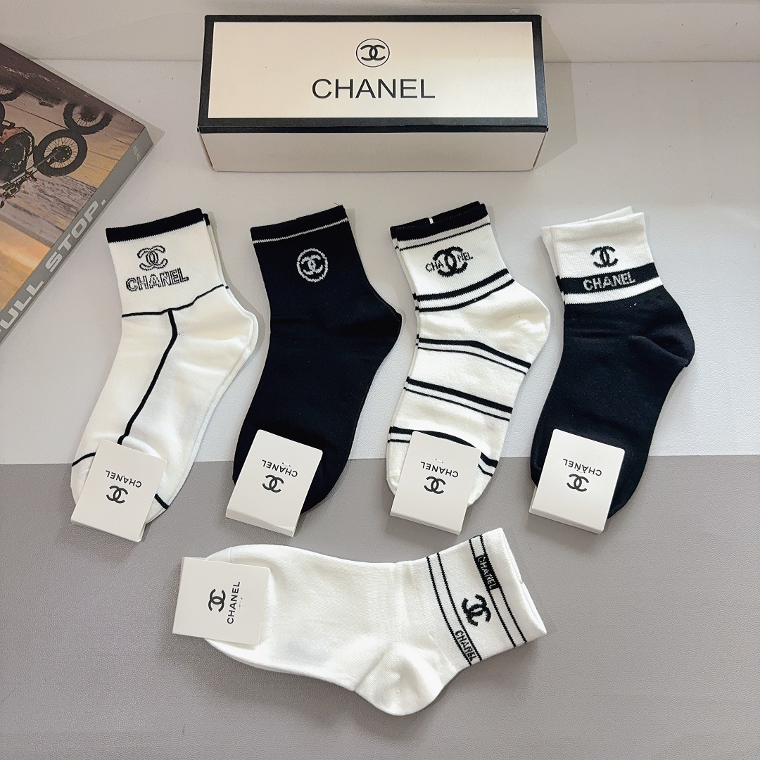 配包装（一盒5双）CHANEL 香奈儿经典中筒袜子❗️高版本纯棉材质柔软，秒杀市场普通货，经典的双C图案